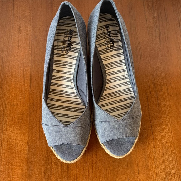 Cute denim “Lindsey” wedges by Coach and Four Sz 9 NWB - Picture 2 of 9